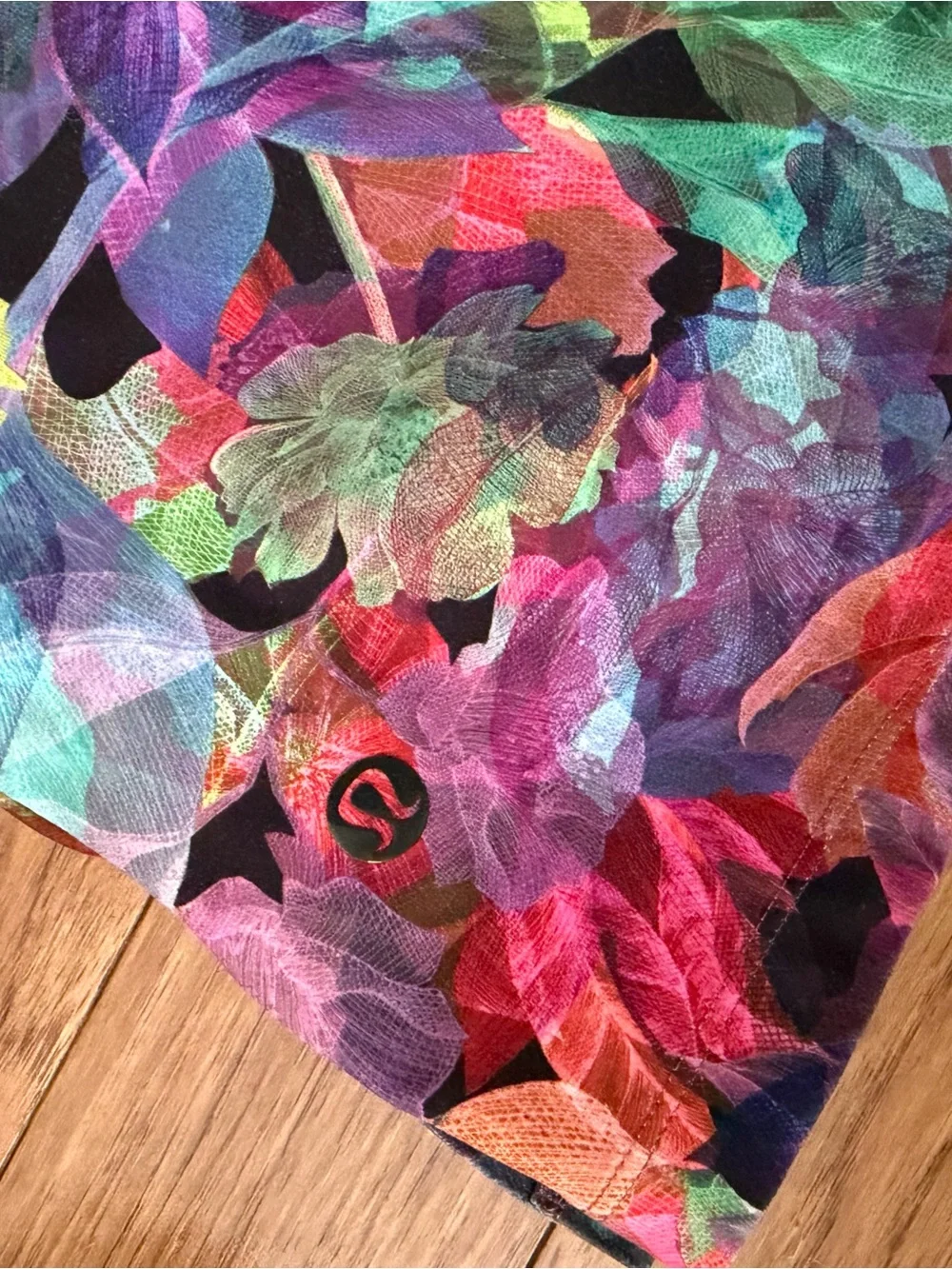 Lululemon Athletica Vivid Floral Overlay Swim Trunks size L